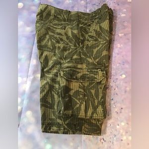 Men’s size 33 waist cargo shorts. L.O.G.G.   CC